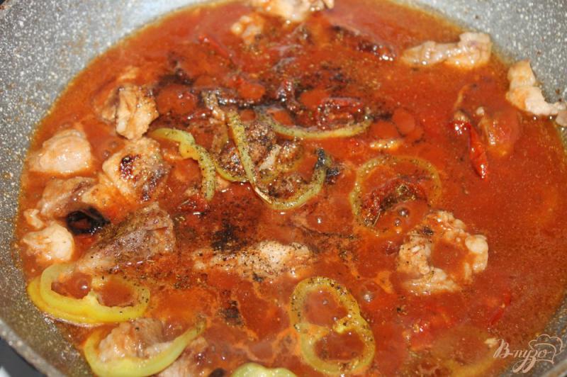 Фото приготовление рецепта: Спагетти с мясом, вялеными помидорами и перцем шаг №7