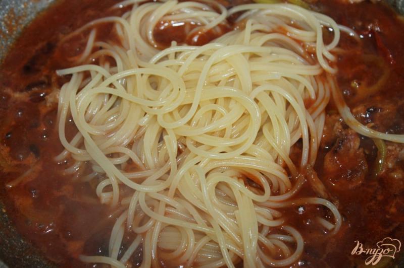 Фото приготовление рецепта: Спагетти с мясом, вялеными помидорами и перцем шаг №8