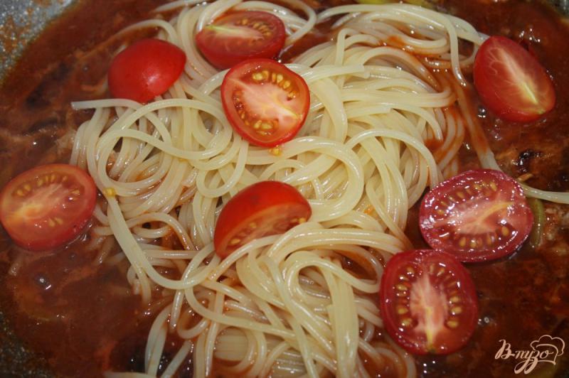 Фото приготовление рецепта: Спагетти с мясом, вялеными помидорами и перцем шаг №9