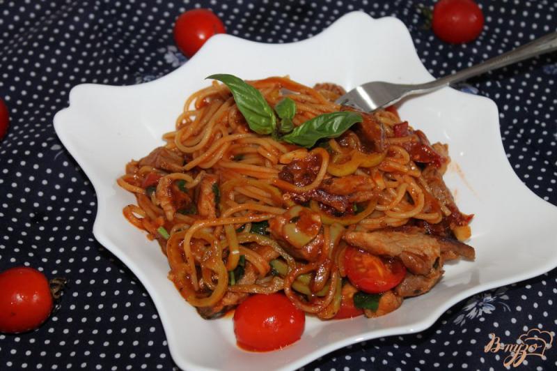 Фото приготовление рецепта: Спагетти с мясом, вялеными помидорами и перцем шаг №11
