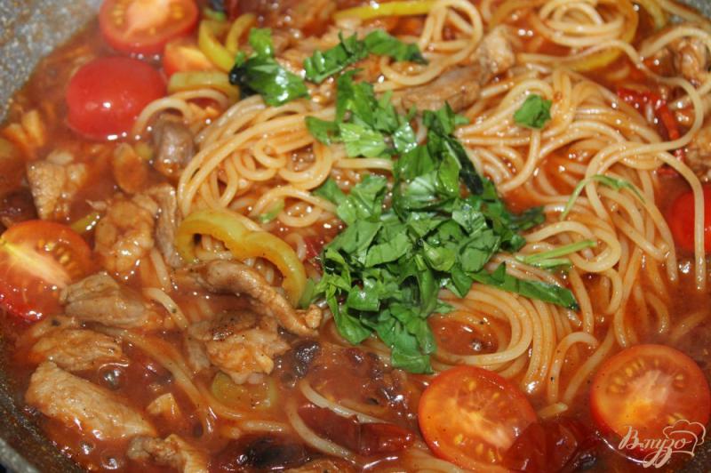Фото приготовление рецепта: Спагетти с мясом, вялеными помидорами и перцем шаг №10