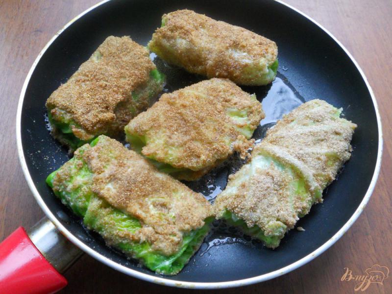 Фото приготовление рецепта: Шницели из савойской капусты с сыром шаг №9