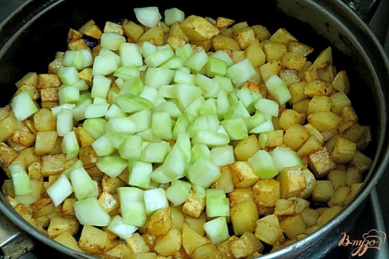 Фото приготовление рецепта: Картофель жареный с кабачков шаг №8