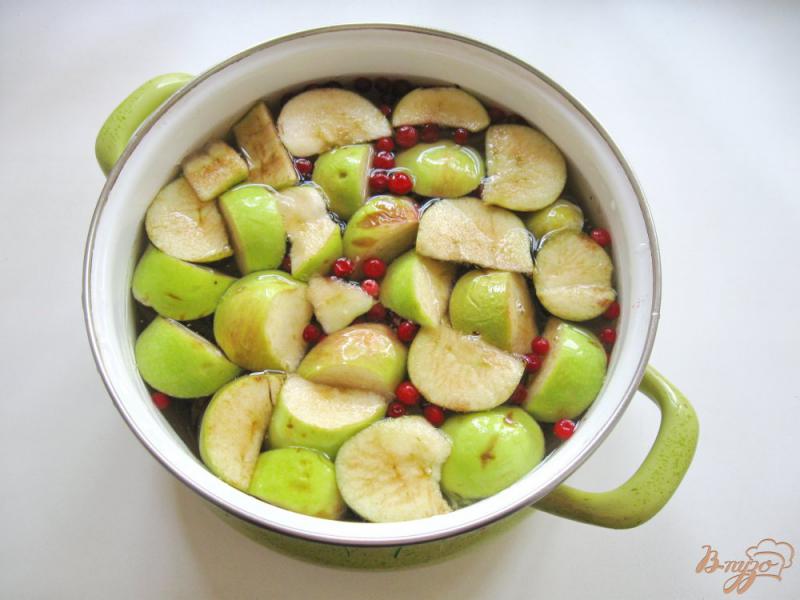 Фото приготовление рецепта: Компот из яблок, слив и брусники шаг №5
