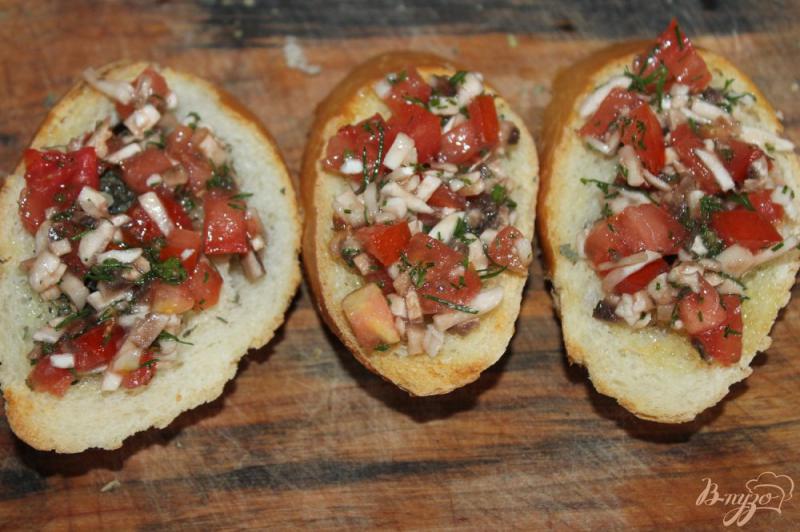 Фото приготовление рецепта: Бутерброды из багета с шампиньонами и помидорами шаг №5