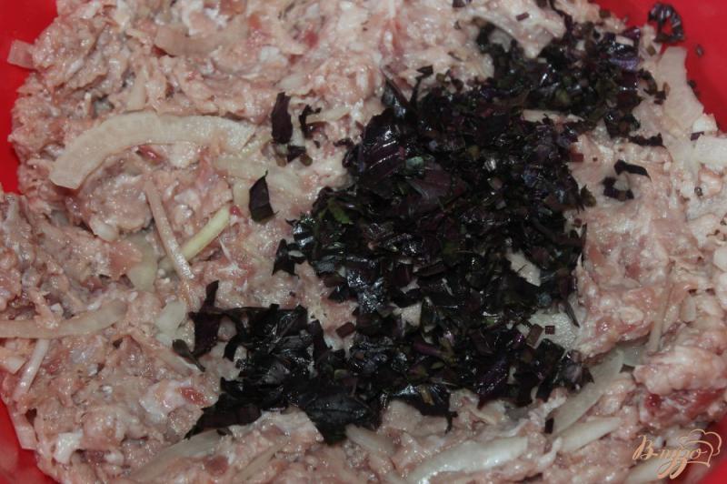 Фото приготовление рецепта: Котлеты из свинины с базиликом на мангале шаг №5