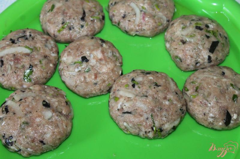 Фото приготовление рецепта: Котлеты из свинины с базиликом на мангале шаг №9