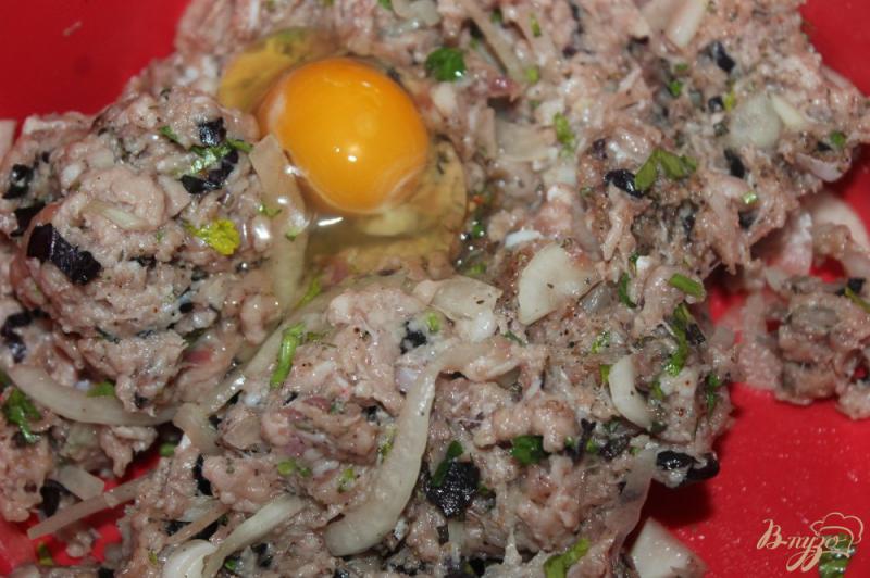 Фото приготовление рецепта: Котлеты из свинины с базиликом на мангале шаг №8