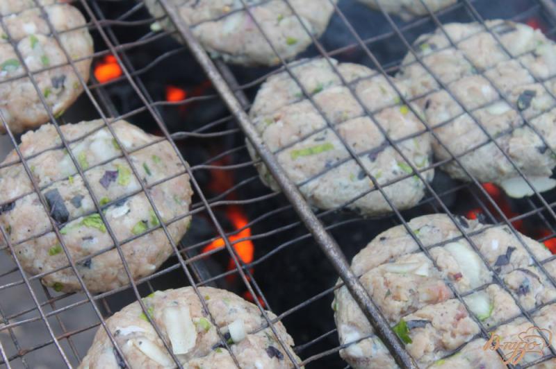 Фото приготовление рецепта: Котлеты из свинины с базиликом на мангале шаг №10