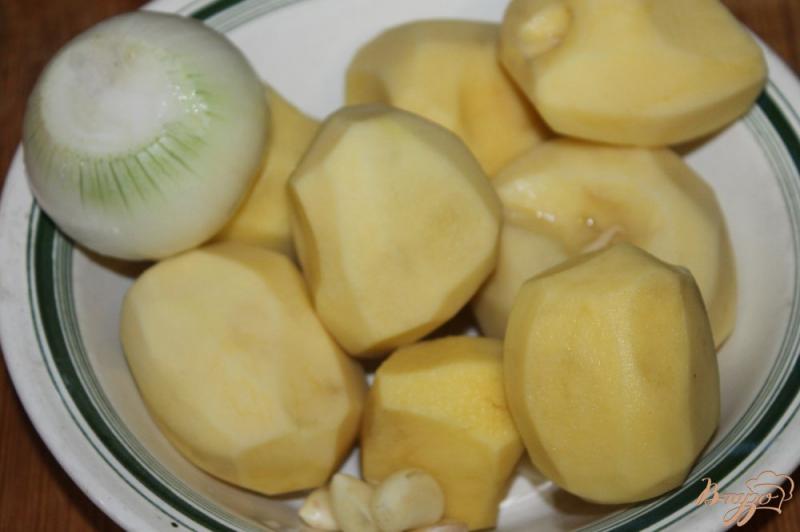 Фото приготовление рецепта: Жареный картофель с красным сладким перцем и зеленым луком шаг №1
