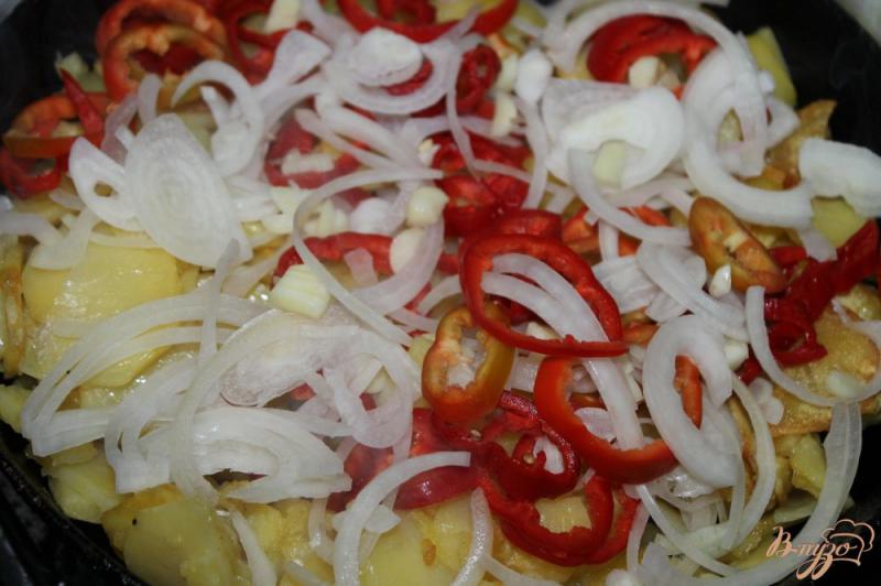 Фото приготовление рецепта: Жареный картофель с красным сладким перцем и зеленым луком шаг №5