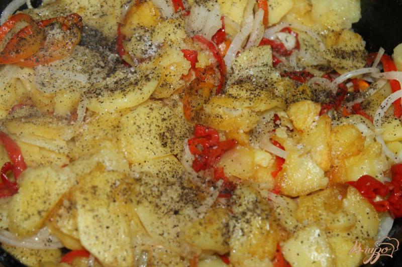 Фото приготовление рецепта: Жареный картофель с красным сладким перцем и зеленым луком шаг №6