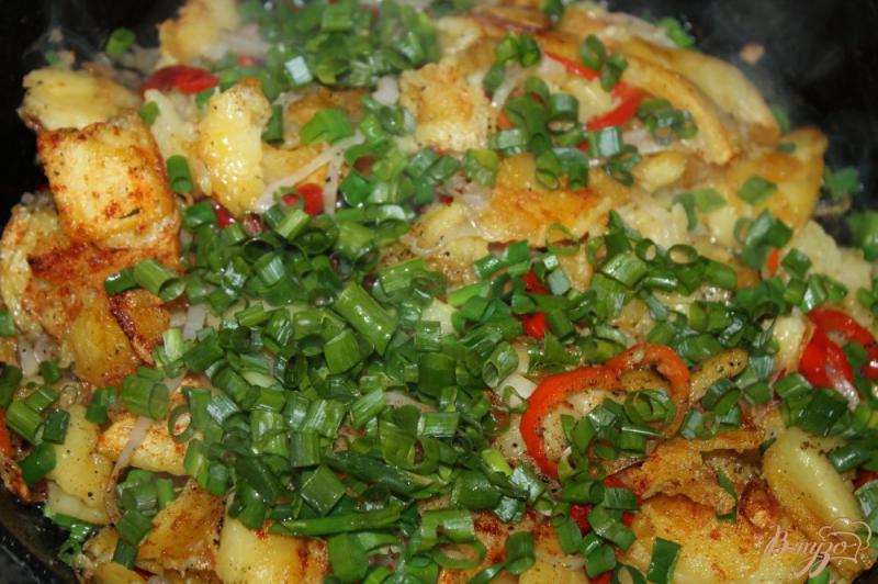 Фото приготовление рецепта: Жареный картофель с красным сладким перцем и зеленым луком шаг №8