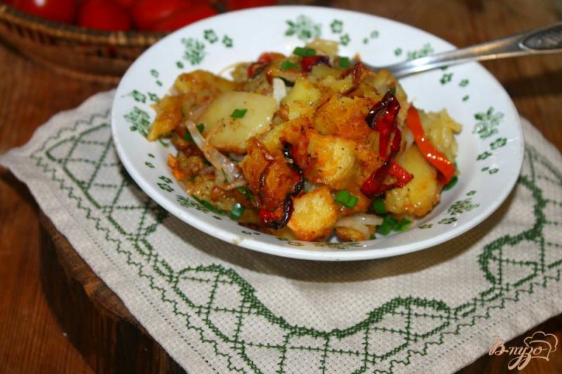 Фото приготовление рецепта: Жареный картофель с красным сладким перцем и зеленым луком шаг №9