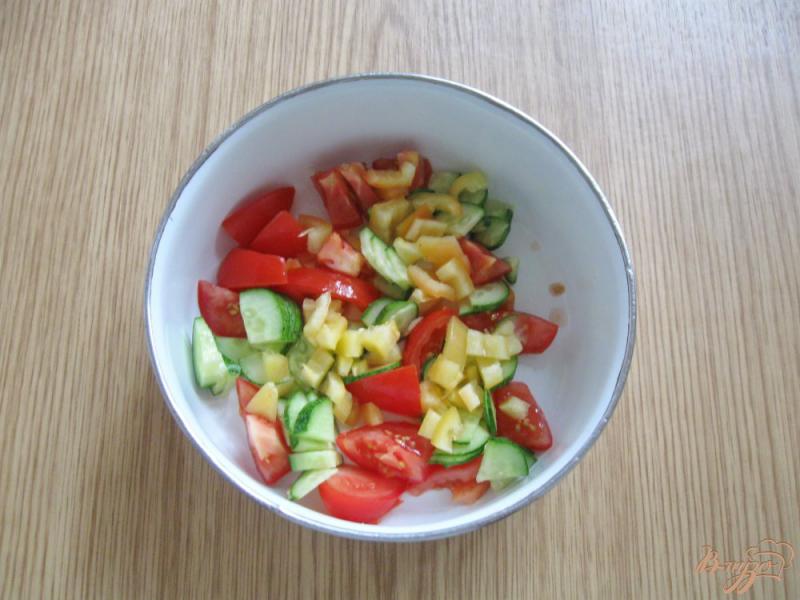 Фото приготовление рецепта: Салат из помидор, огурцов и перца шаг №3