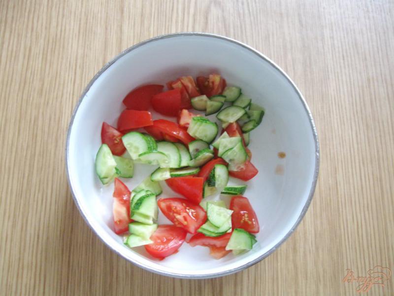 Фото приготовление рецепта: Салат из помидор, огурцов и перца шаг №2