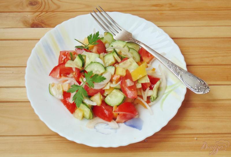 Фото приготовление рецепта: Салат из помидор, огурцов и перца шаг №6