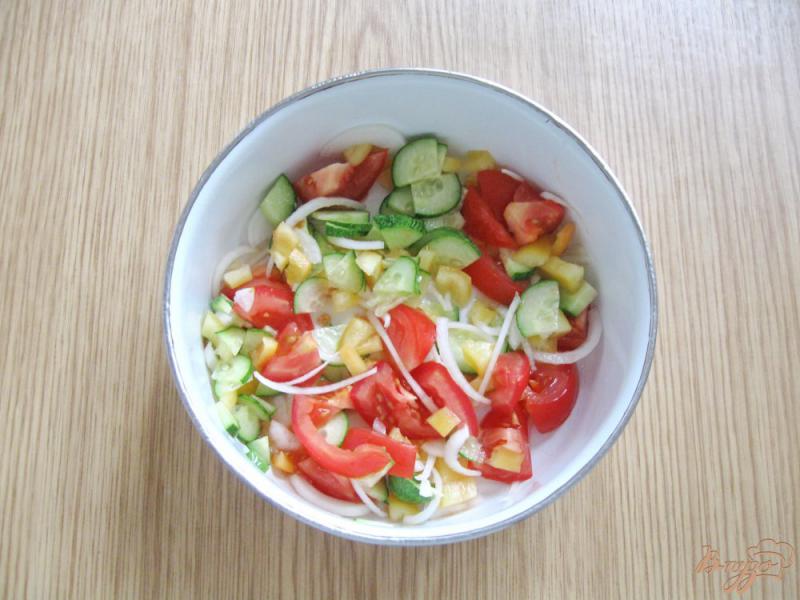 Фото приготовление рецепта: Салат из помидор, огурцов и перца шаг №5