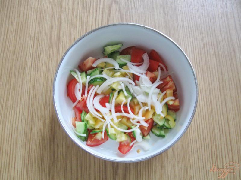 Фото приготовление рецепта: Салат из помидор, огурцов и перца шаг №4