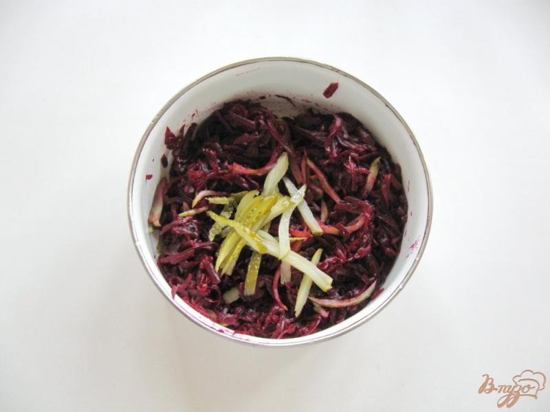 Фото приготовление рецепта: Салат из свеклы с чесноком и маринованными огурцами шаг №3