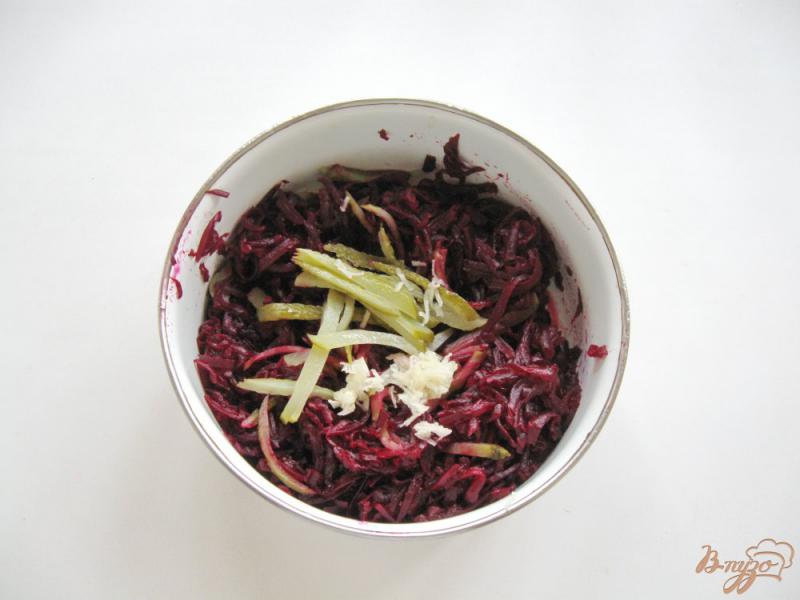 Фото приготовление рецепта: Салат из свеклы с чесноком и маринованными огурцами шаг №4