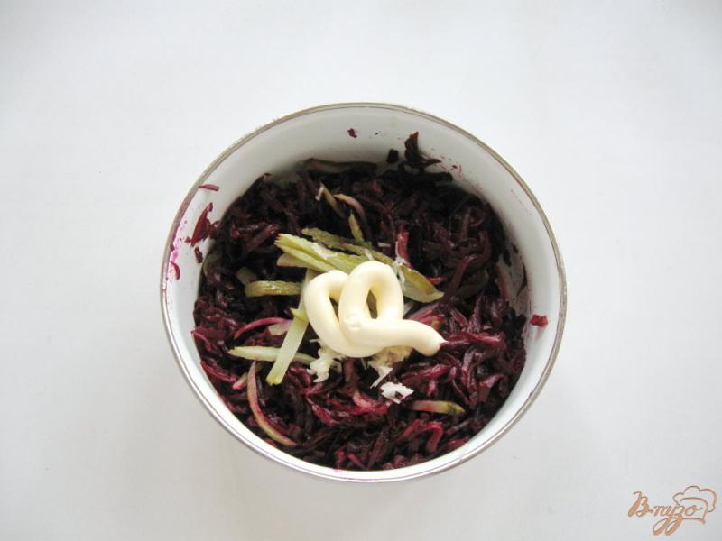 Фото приготовление рецепта: Салат из свеклы с чесноком и маринованными огурцами шаг №5