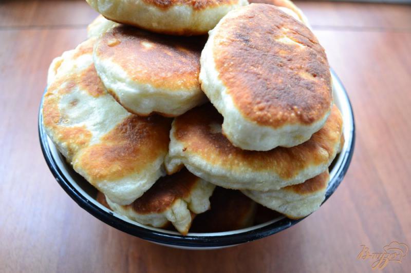 Фото приготовление рецепта: Жареные пирожки с картофелем и печенью шаг №8