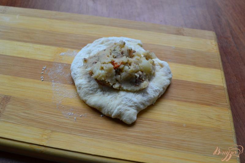 Фото приготовление рецепта: Жареные пирожки с картофелем и печенью шаг №7