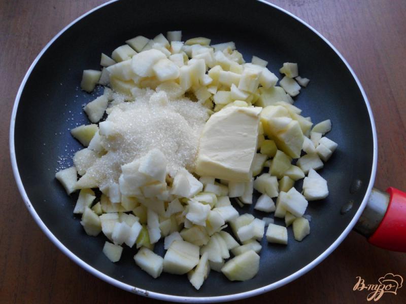 Фото приготовление рецепта: Жареные творожные пирожки с яблоками шаг №4