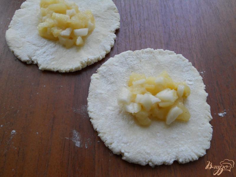 Фото приготовление рецепта: Жареные творожные пирожки с яблоками шаг №6