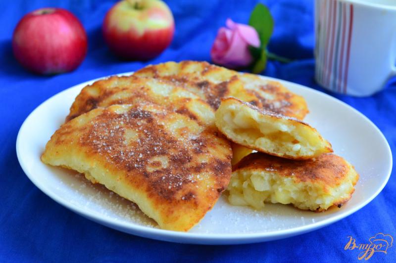 Фото приготовление рецепта: Жареные творожные пирожки с яблоками шаг №9
