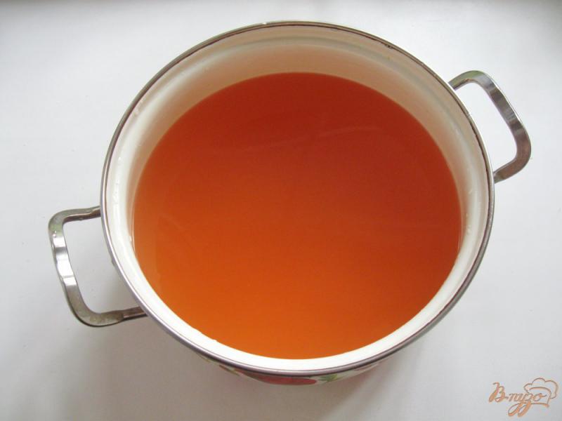 Фото приготовление рецепта: Сливово-яблочный кисель с апельсином шаг №4