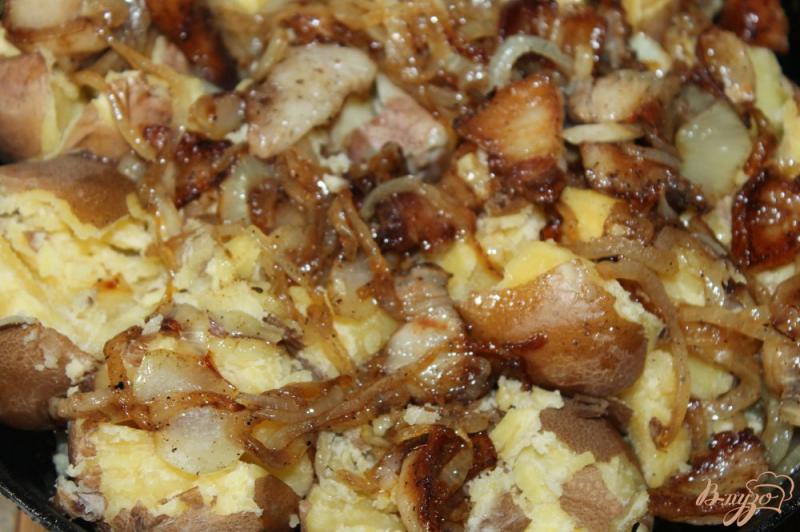 Фото приготовление рецепта: Давленный картофель по - деревенски с салом и луком шаг №8
