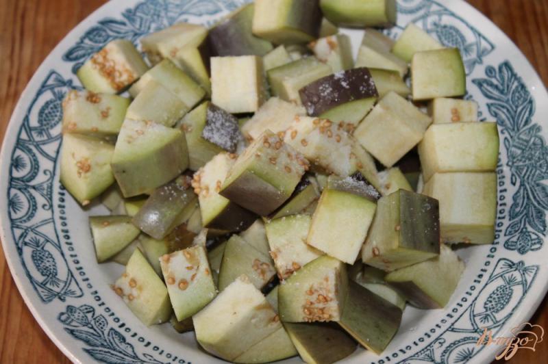 Фото приготовление рецепта: Салат с жаренными баклажанами, краснокочанной капустой и яйцом шаг №1