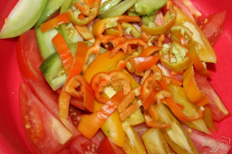 Фото приготовление рецепта: Салат с жаренными баклажанами, краснокочанной капустой и яйцом шаг №4