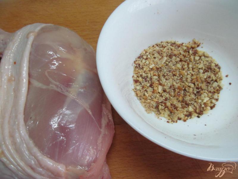 Фото приготовление рецепта: Куриные окорока фаршированные арахисом шаг №1