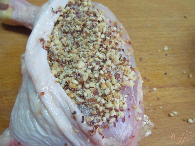 Фото приготовление рецепта: Куриные окорока фаршированные арахисом шаг №2