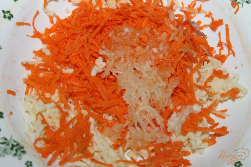 Фото приготовление рецепта: Закуска из жареных баклажан с сыром, чесноком и морковью шаг №6