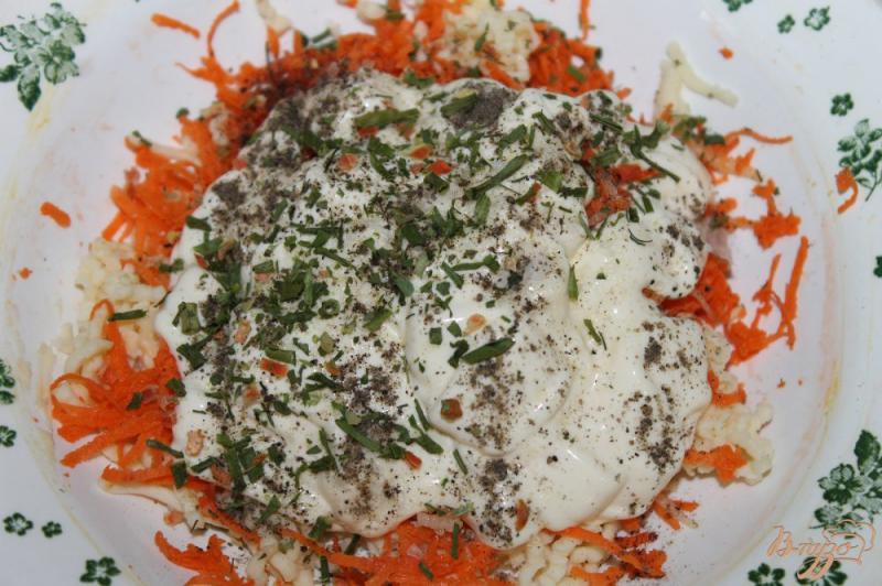 Фото приготовление рецепта: Закуска из жареных баклажан с сыром, чесноком и морковью шаг №7