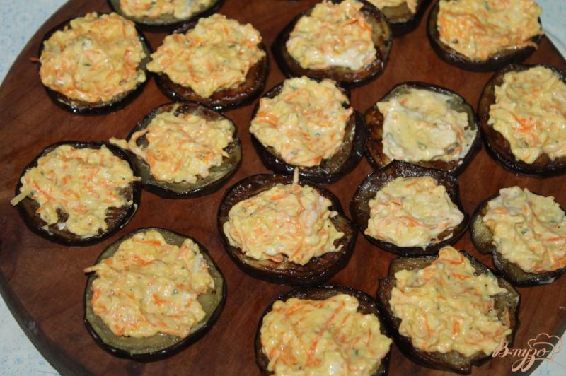 Фото приготовление рецепта: Закуска из жареных баклажан с сыром, чесноком и морковью шаг №8