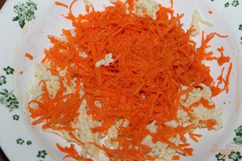 Фото приготовление рецепта: Закуска из жареных баклажан с сыром, чесноком и морковью шаг №5