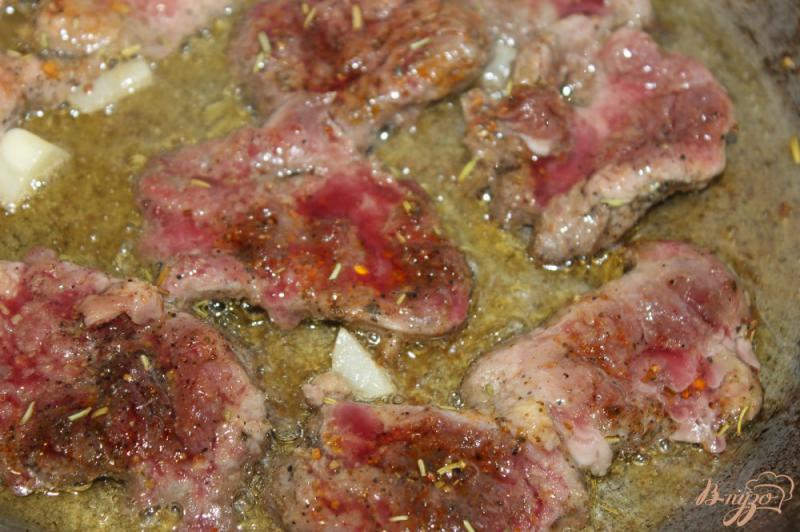 Фото приготовление рецепта: Жареное мясо птицы со специями шаг №6