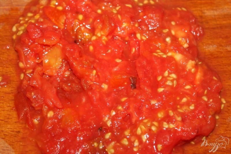 Фото приготовление рецепта: Закуска из печеных на костре помидоров, орехов и зелени шаг №3