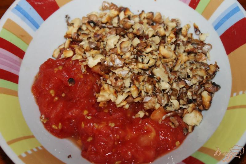Фото приготовление рецепта: Закуска из печеных на костре помидоров, орехов и зелени шаг №6
