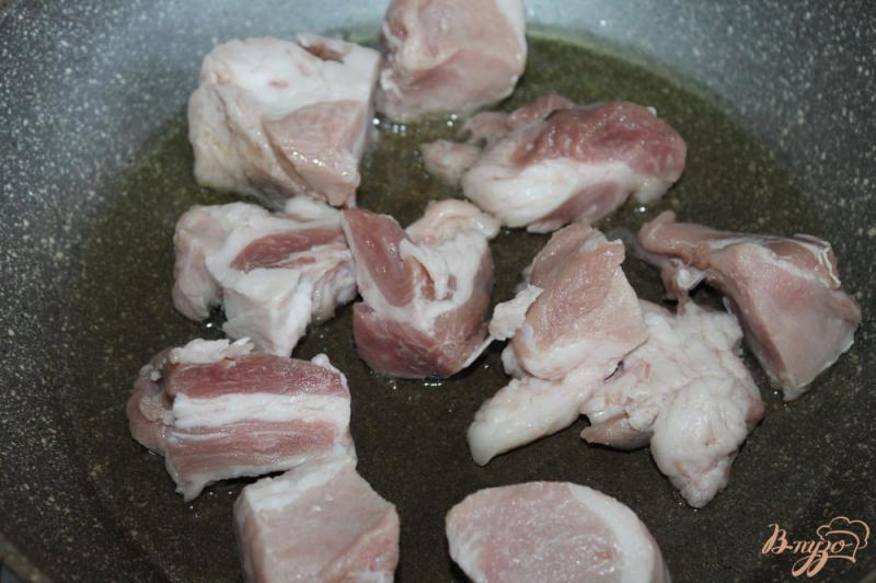 Фото приготовление рецепта: Кусочки свинины жаренные с баклажаном, кабачком и перцем в соусе Терияки шаг №2