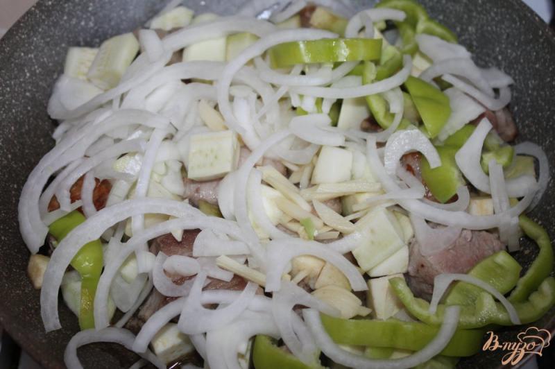 Фото приготовление рецепта: Кусочки свинины жаренные с баклажаном, кабачком и перцем в соусе Терияки шаг №4