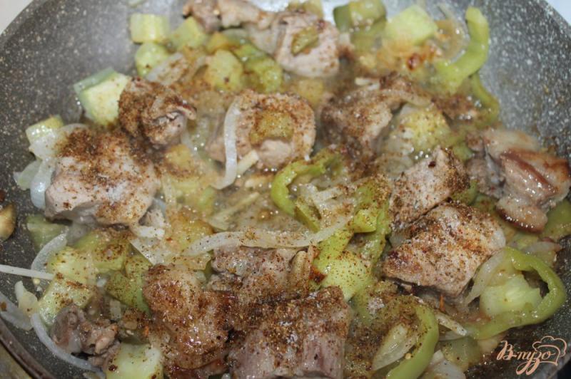 Фото приготовление рецепта: Кусочки свинины жаренные с баклажаном, кабачком и перцем в соусе Терияки шаг №5