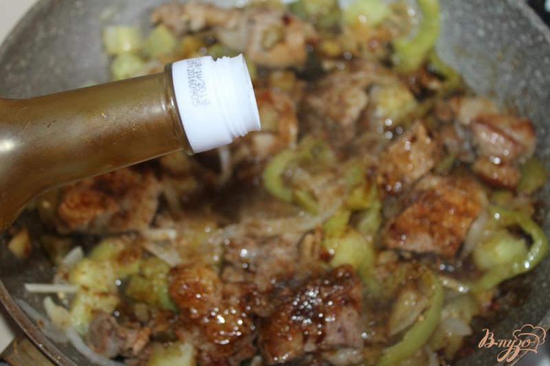 Фото приготовление рецепта: Кусочки свинины жаренные с баклажаном, кабачком и перцем в соусе Терияки шаг №6