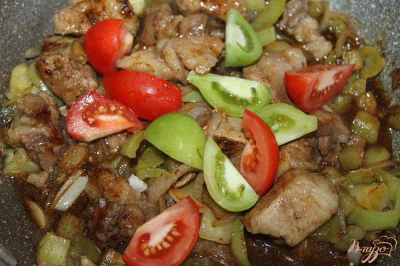 Фото приготовление рецепта: Кусочки свинины жаренные с баклажаном, кабачком и перцем в соусе Терияки шаг №7