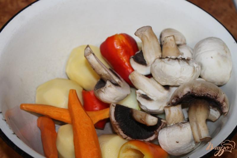 Фото приготовление рецепта: Суп с грибами, сладким перцем и яйцом шаг №1
